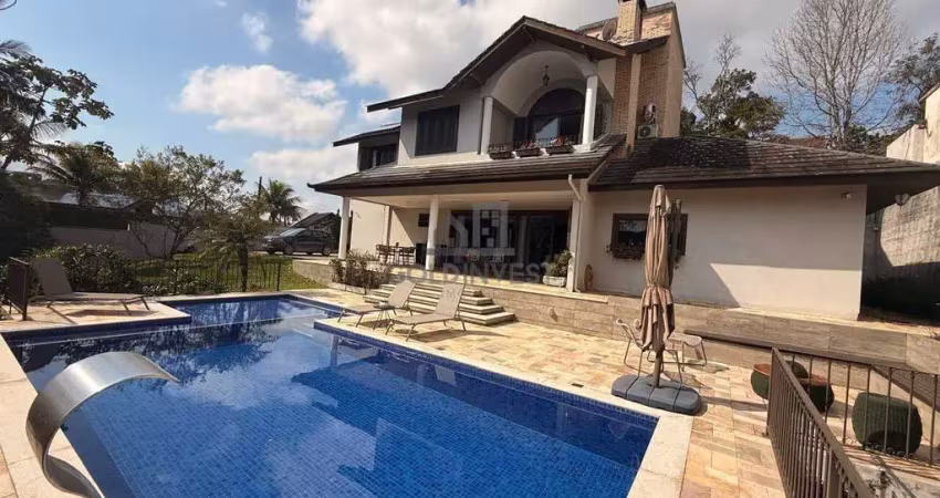 Casa de alto padrão com 4 quartos, sendo 4 suítes e piscina