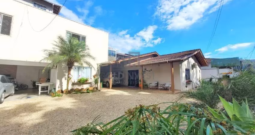 Casa á venda com 4 quartos, sendo 1 suíte, no bairro águas claras em brusque