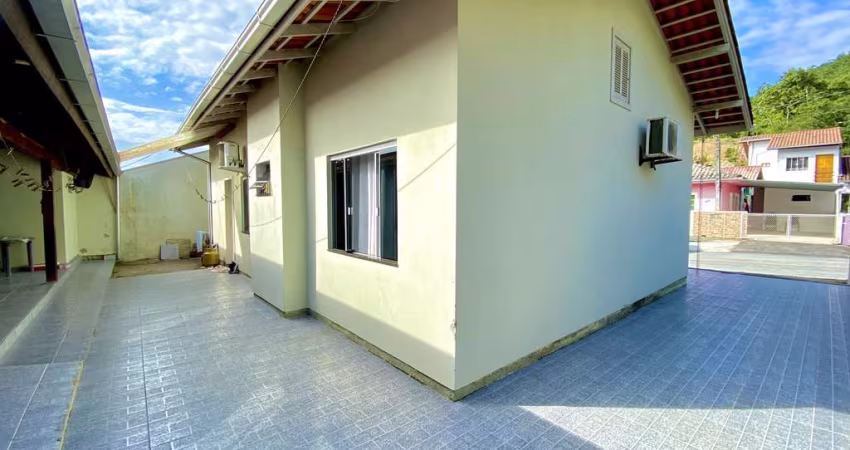 Casa com 3 dormitórios semi mobiliada no bairro Volta Grande-Brusque!!