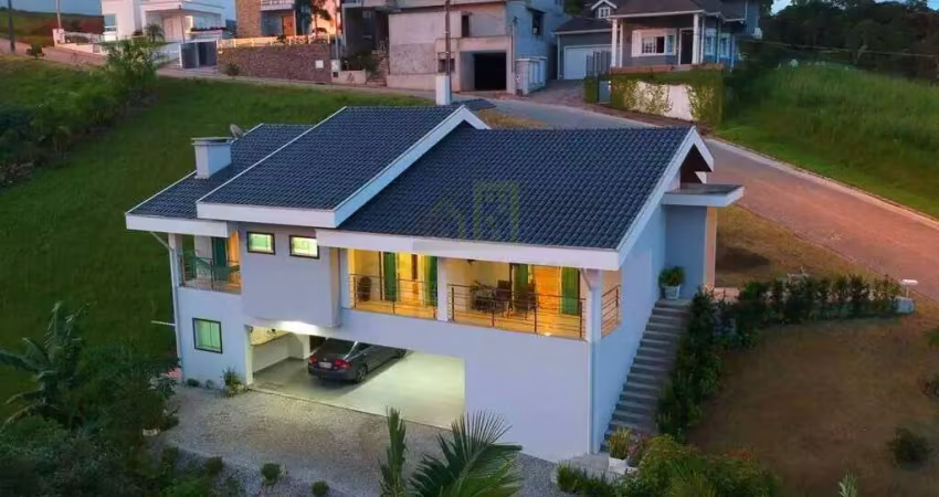 Casa mobiliada com 4 dormitórios, sendo 2 suítes com closet no centro de guabiruba!!