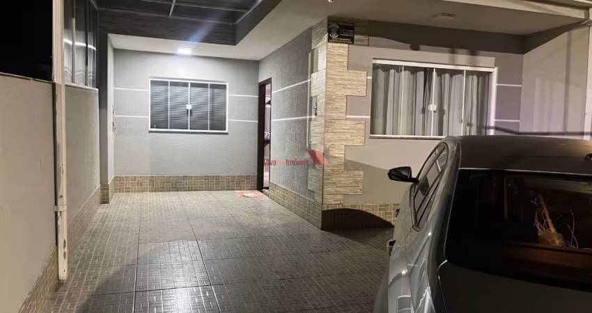 Casa à Venda com Espaço e Conforto na Rua Sandro Fialla - Araucária/PR.