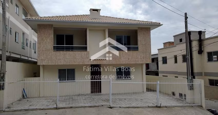 Apartamento térreo mobiliado com pátio à venda nos Ingleses em Florianópolis