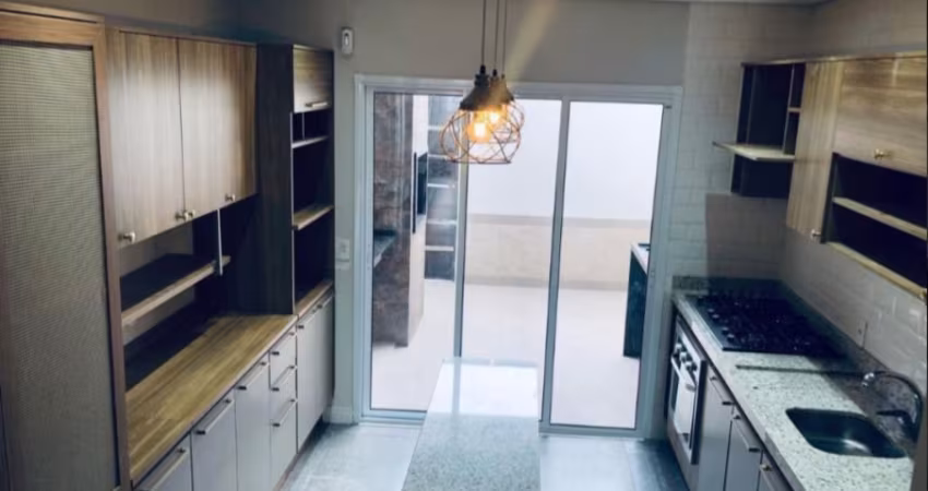 Vendo Uma Casa Na Regiao Vila Cordeiro, com 3 Quartos por 460 Mil
