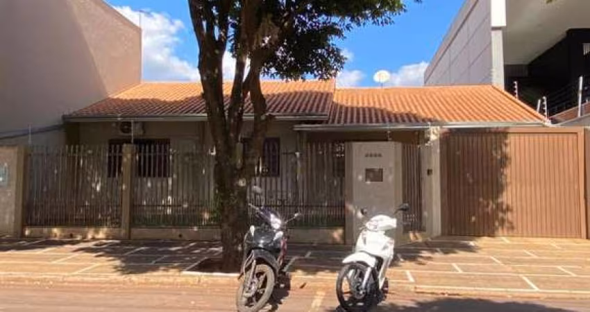 Casa para Venda em Campo Mourão, Centro, 5 dormitórios, 1 suíte, 2 banheiros, 7 vagas
