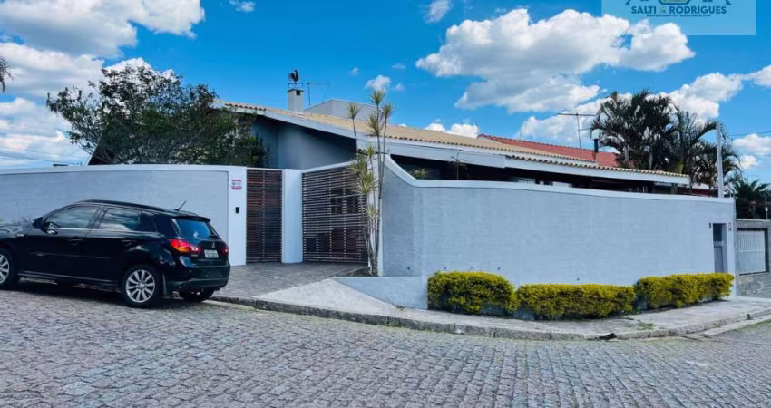 Alto Padrão! Casa Térrea com Piscina, Lareira e Suíte com Hidro e Closet