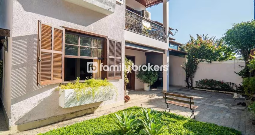 MARAVILHOSA CASA COM 4 SUÍTES | 350m² | VISTA PARA MONTANHA | 5 VAGAS