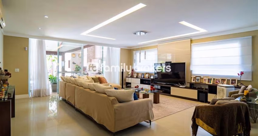 ALPHAVILLE: - LUXUOSA CASA COM 5 SUÍTES + DEPENDÊNCIA | 4 VAGAS | SOL DA MANHÃ
