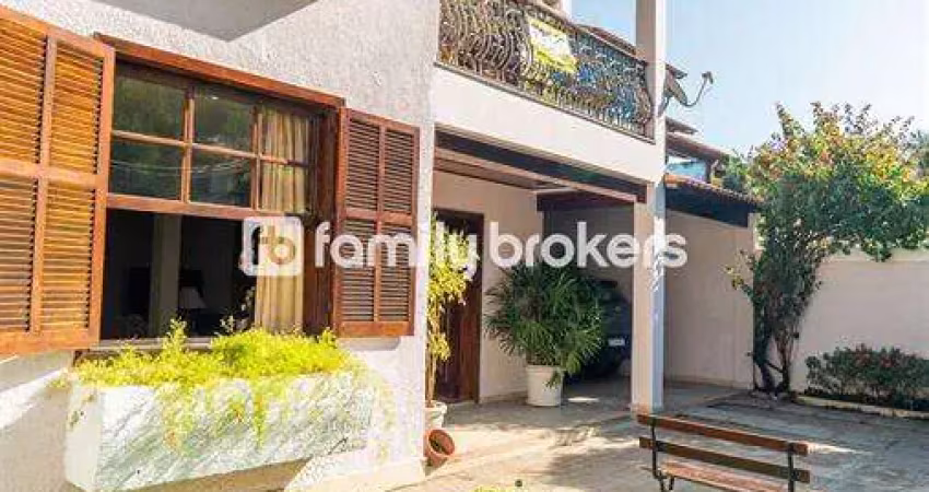 Maravilhosa casa com 4 suítes | 350m² | vista para montanha | 5 vagas