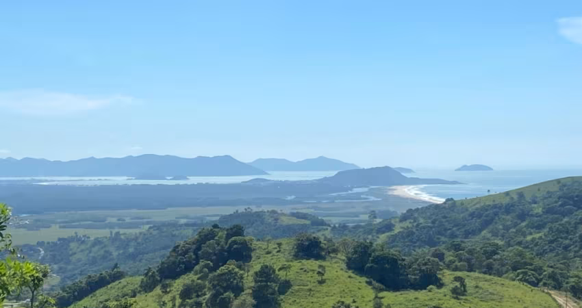 Terreno vista mar, lagoa e montanhas