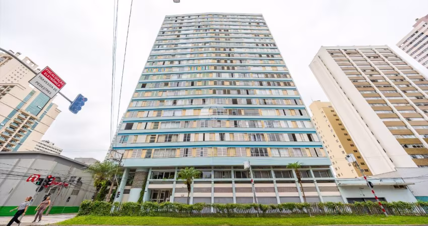 Vendo ap central, três dorm.  amplo e ensolarado. Uma vaga.