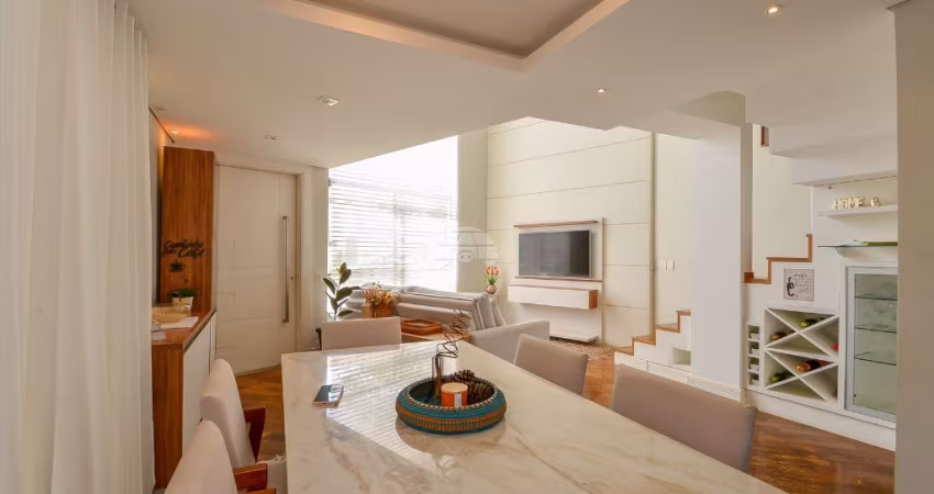 Linda casa triplex em condomínio. 4 dormitórios, duas vagas.