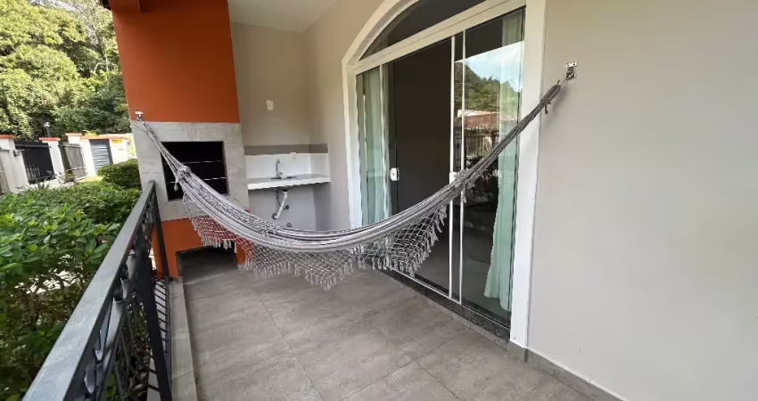 Familiar, amplo, no centro, próximo à praia. confortável, arejado, com jardim.