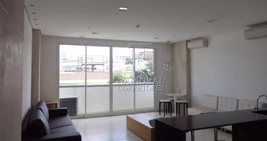 Sala à venda no sp 150 trade anchieta – varanda, mini cozinha e vaga exclusiva!