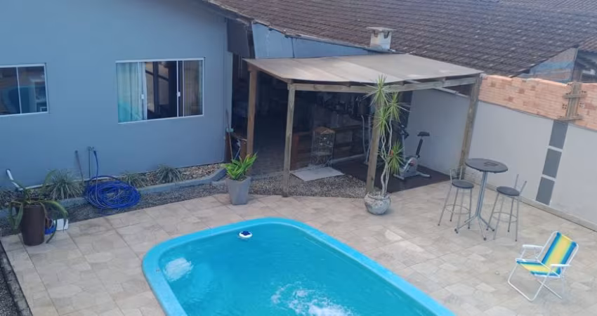 Casa em alvenaria com Piscina.