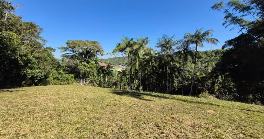 Chácara escriturada com 5.000m² – casa em alvenaria – local tranquilo e próximo à br-101