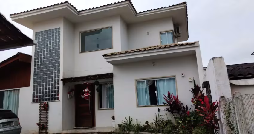 Sobrado à venda em piçarras – espaço, conforto e lazer para toda a família!