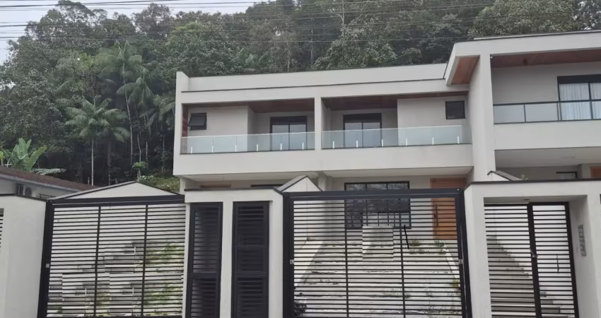 Sobrado geminado alto padrão de acabamento com fácil acesso a br101