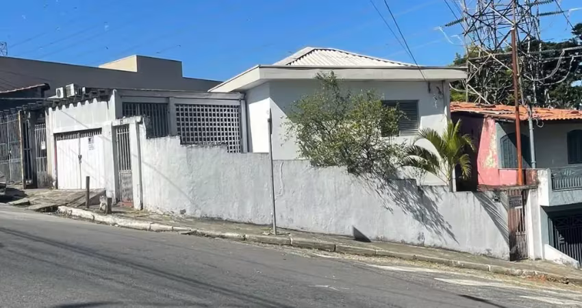 Sobrado amplo de esquina com quintal – conforto e localização incrível!