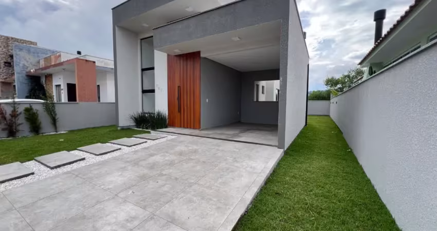 Apresentamos uma excelente casa localizada no bairro Rio Vermelho, com um amplo pátio individual perfeito para momentos de lazer,