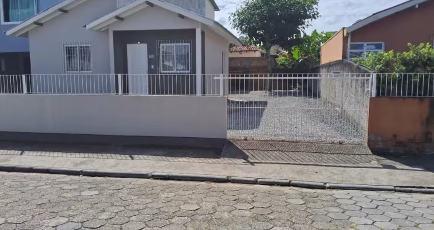 Casa financiavel com 02 dormitórios - bairro do rio vermelho