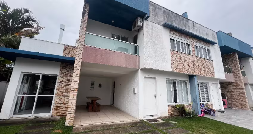 Casa a venda com 03 dormitórios a 800m da praia dos ingleses -escritura pública