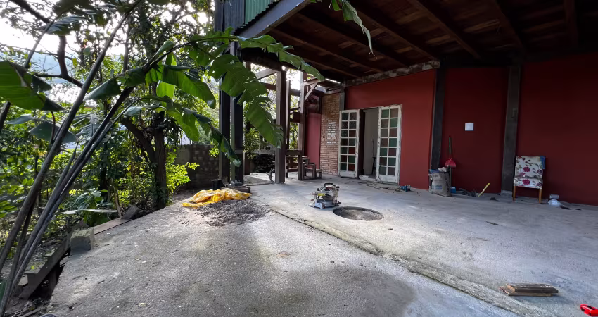 Casa a venda em terreno individual com 02 dormitórios - são joão do rio vermelho