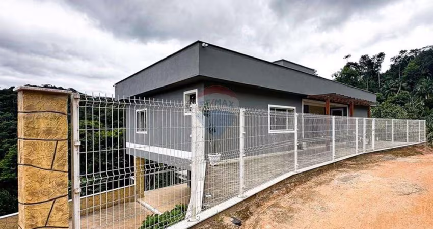 Casa Duplex de Alto Padrão, 4 quartos, suíte, quintal, próx ao Portal de Domingos Martins