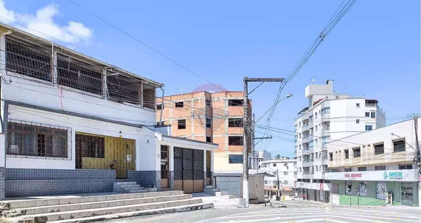 Casa com 4 moradias com potencial comercial na rua das clinicas