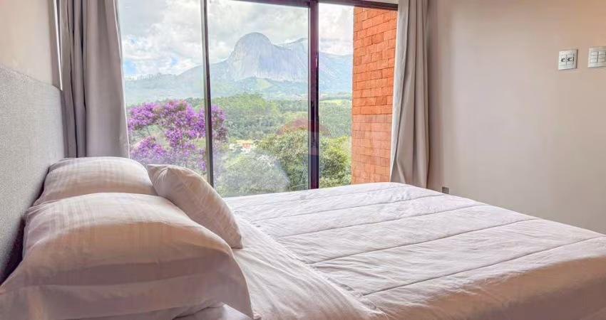 Vista cinematográfica para a Pedra Azul em casa de luxo no Condomínio Villagio Verdi