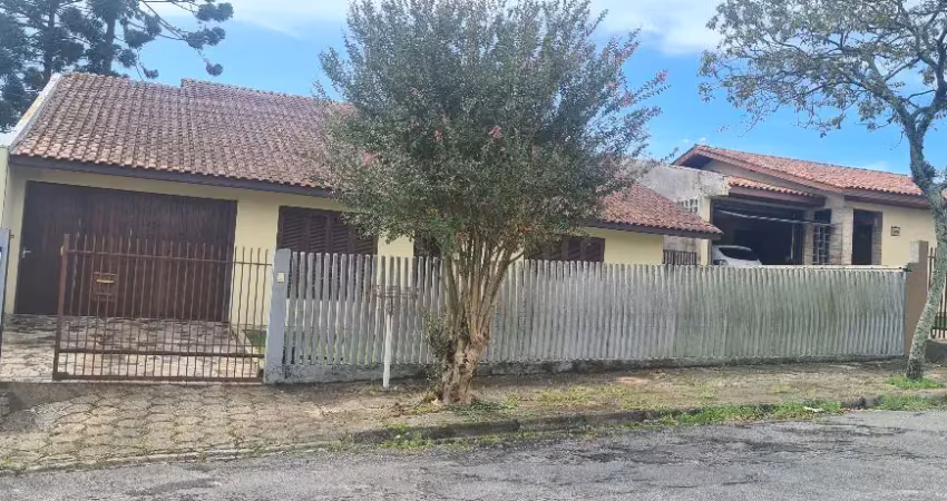 Procurando seu imóvel dos sonhos , otima residencia com quartos amplos e  excelente  espaço de terreno  região central