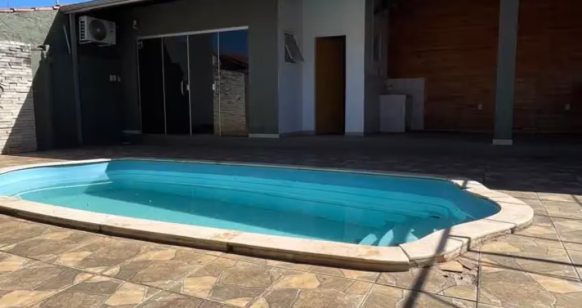 Vendo casa no jardim das palmeiras com 3 quartos, área gourmet com piscina r$450.000,00