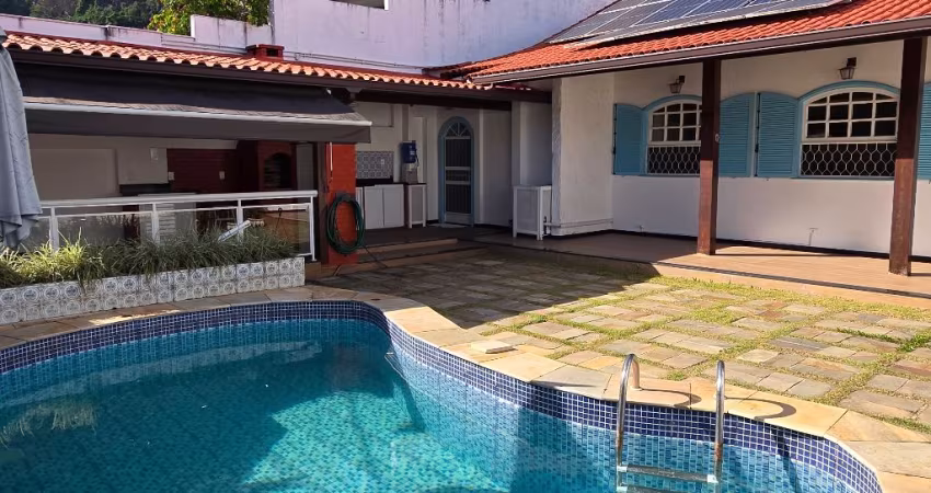 Casa de 3 Quartos,  com piscina, à venda em condomínio na Freguesia de Jacarepaguá