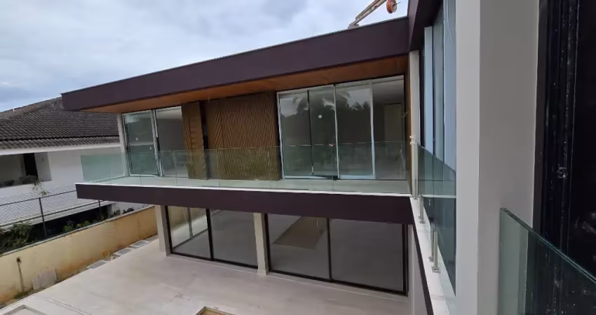 Mansão exclusiva de 1ª locação em condomínio de alto padrão, na barra da tijuca