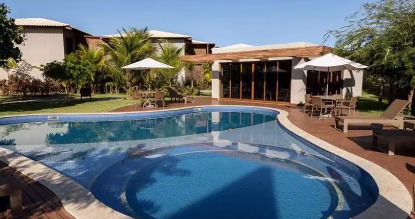 3 suítes, duplex, sendo duas no andar superior e uma térrea, todo decorado
