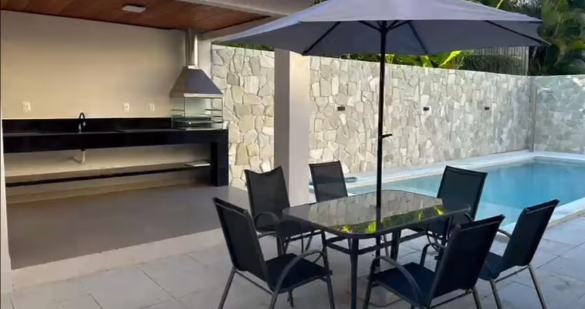 CASA DECORADA COM 4 SUÍTES, PISCINA E ESPAÇO GOURMET EM AMPLO TERRENO DE 902M²