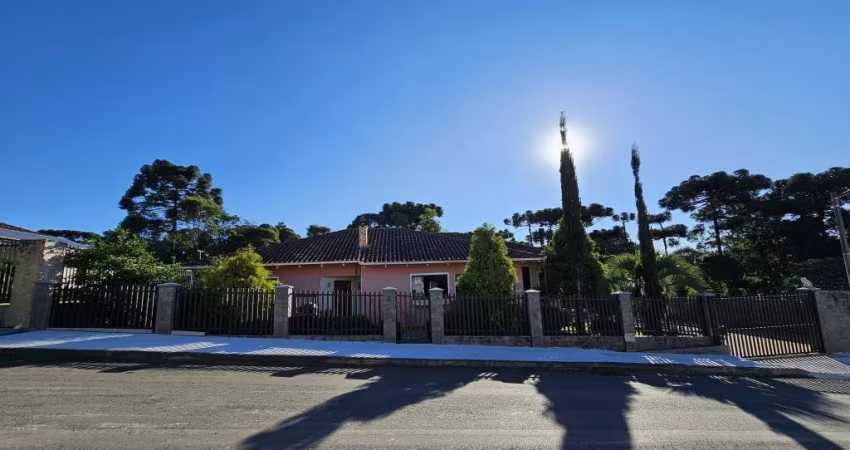 Ampla Casa à Venda Frente para Rua Asfaltada