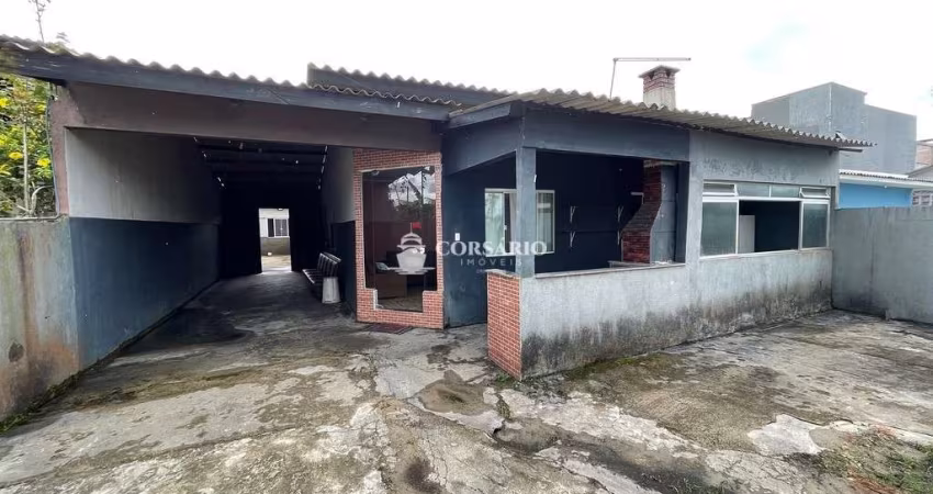 Casa com amplo terreno e 6 quartos em Praia Grande