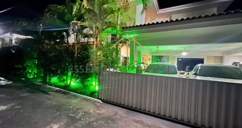 CASA DUPLEX MOBILIADA em localização privilegiada, a 6 minutos da Praia de Buraquinho