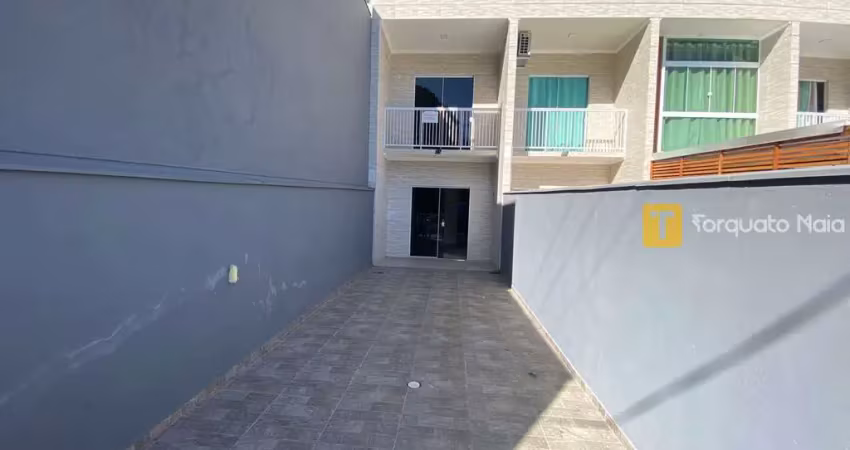 Geminado com duas suítes, espaço amplo e terreno privativo nos fundos