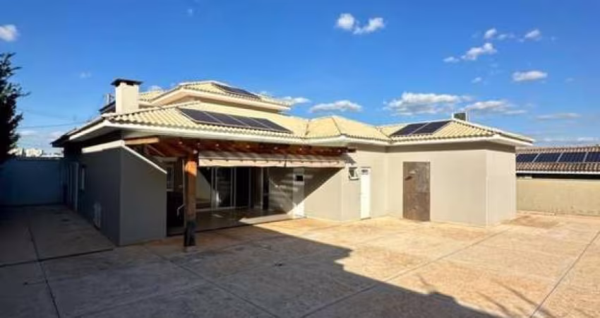 Casa em Condomínio para Locação em Álvares Machado, CONDOMINIO RESIDENCIAL GRAMADO, 3 dormitórios, 3 suítes, 1 banheiro, 2 vagas