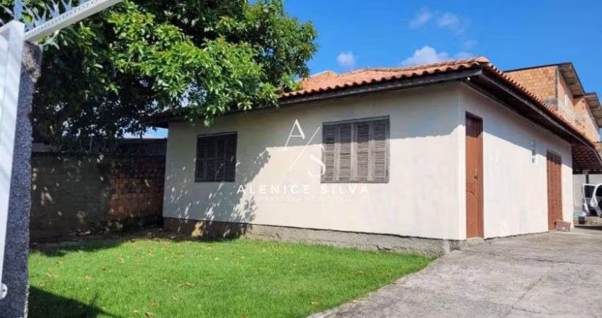 Casa de alvenaria com piscina, localizada no bairro Ipiranga-São José