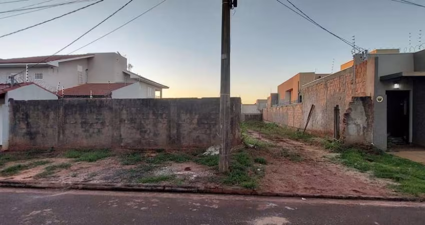 Excelente oportunidade no bairro que mais cresce na cidade!  Área total: 450 m²