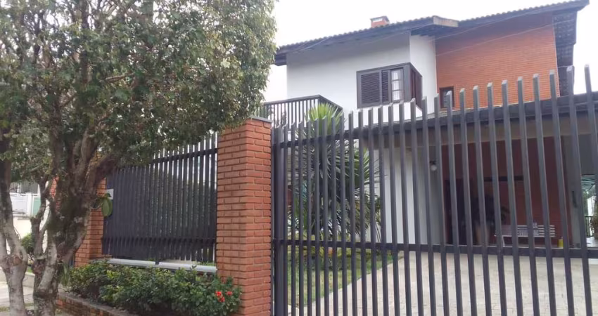 Sobrado Exclusivo em Condomínio Fechado – Segurança, Privacidade e Muito Verde