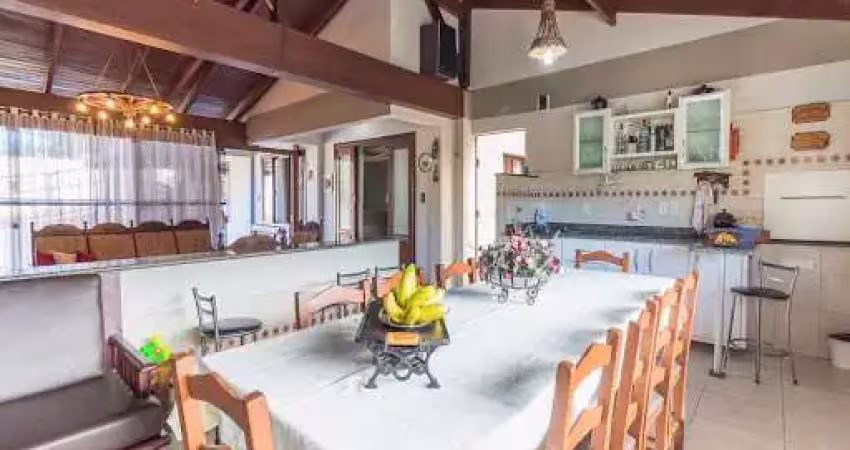 Casa ampla com 6 dormitórios no início do bairro água verde.