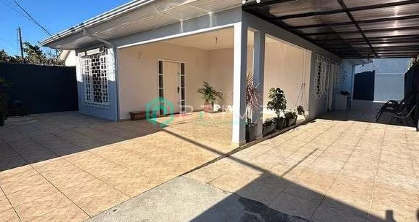 Casa com 03 Quartos no Bairro Itiberê