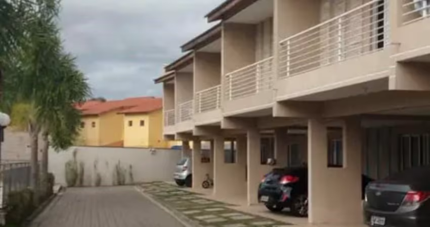 Linda casa em condomínio fechado com 3 quarts ,suíte e sacada.