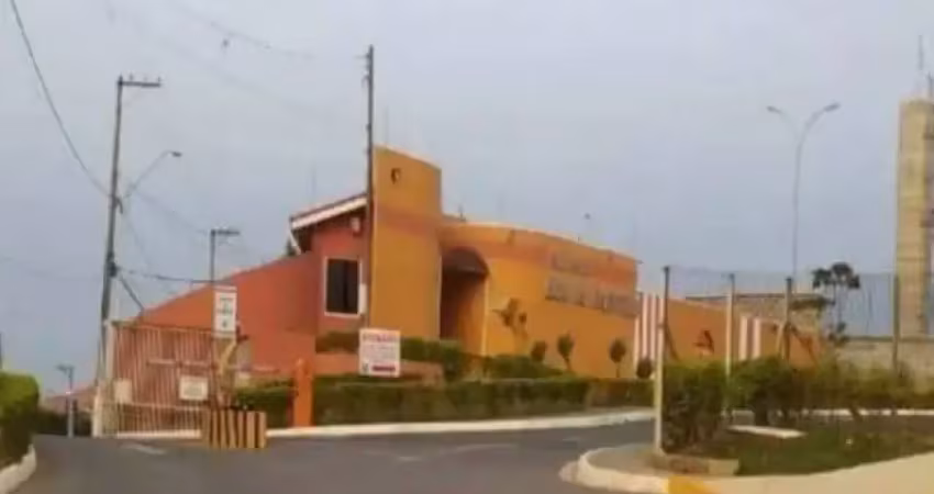Casa  em condomínio fechado.