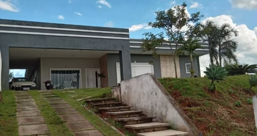 Casa no condomínio Lago Dourado, ótima localização.