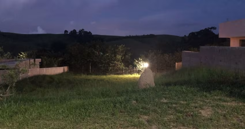 Terreno de 1000  condominio fechado no Vale dos Lagos.