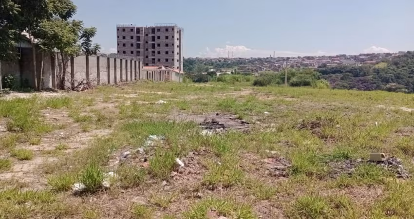 Área com ótima localização, ideal para fazer prédio.